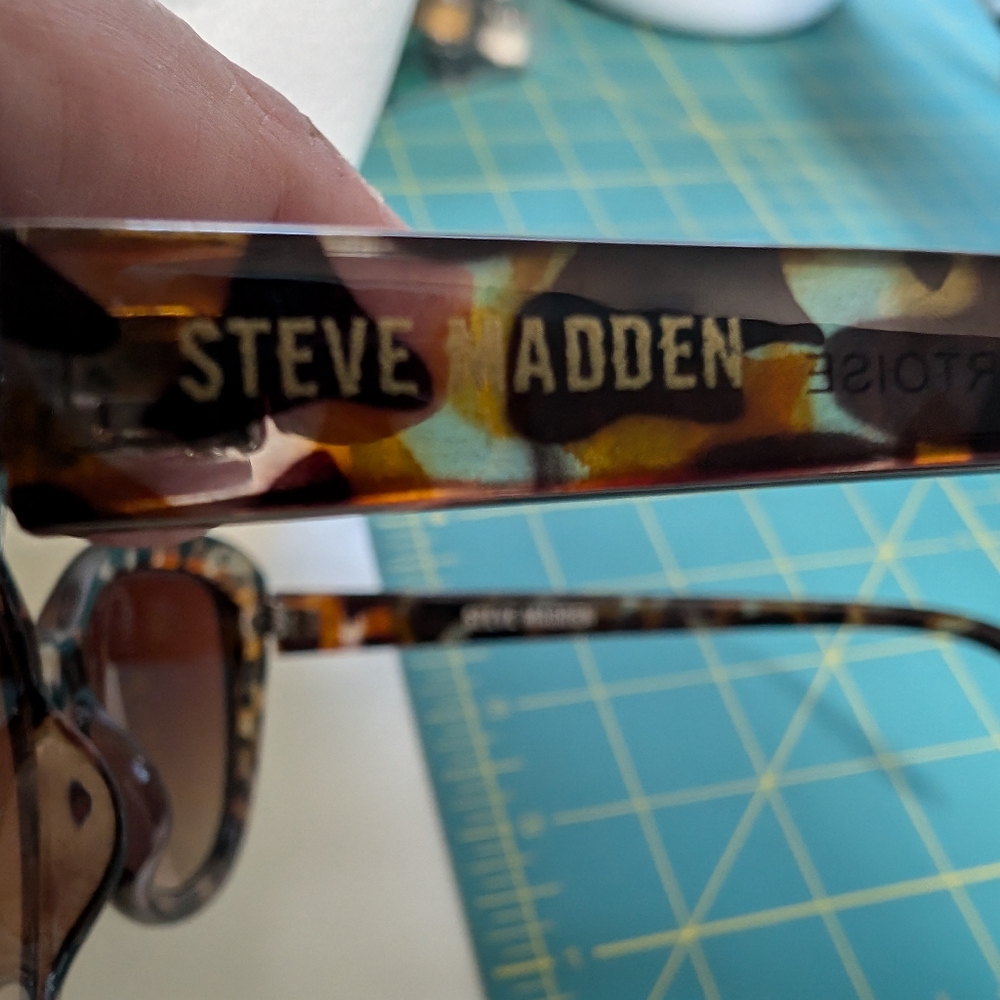 Steve Madden Sunglasses - Picture 4 of 6